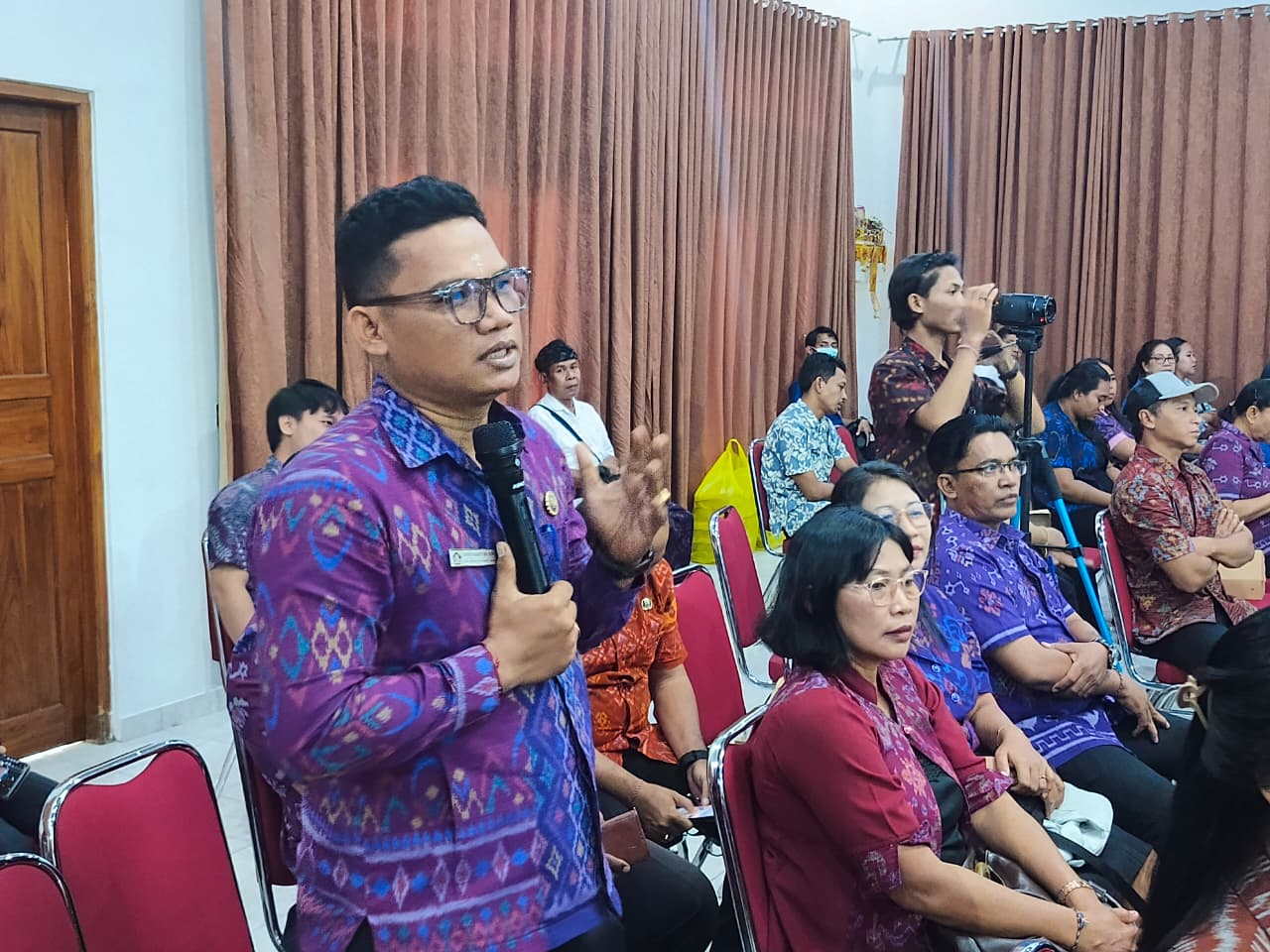 BAHAS WIDYALAYA: Suasana diskusi Dewan Pendidikan Buleleng yang membahas eksistensi lembaga pendidikan widyalaya.