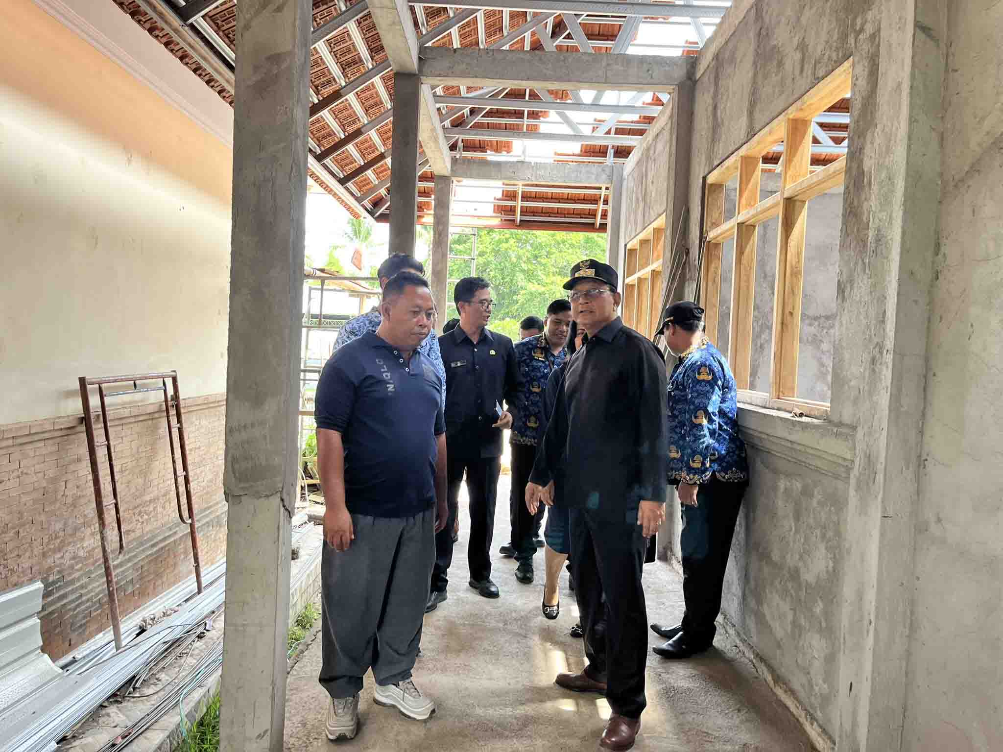CEK REVITALISASI SEKOLAH: Bupati Buleleng, I Nyoman Sutjidra (pakai topi) saat mengecek progress revitalisasi sekolah di Buleleng.