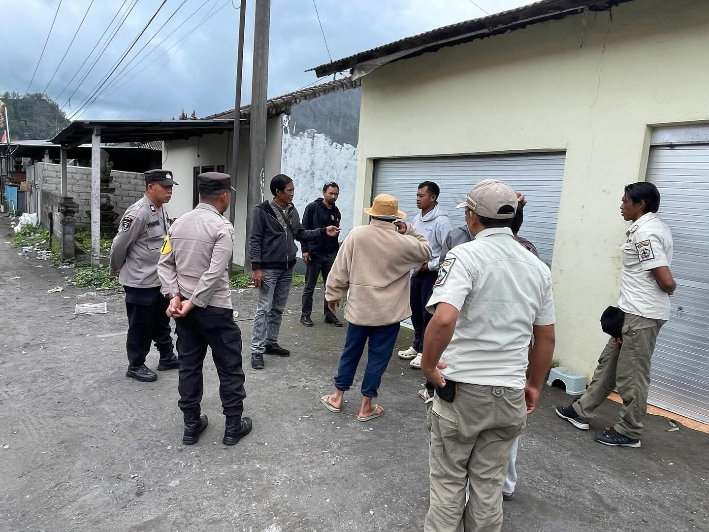 AMANKAN LOKASI: Polisi mengamankan TKP saat seorang warga di Desa Songan, Kintamani, mengamuk setelah mengonsumsi minuman beralkohol.