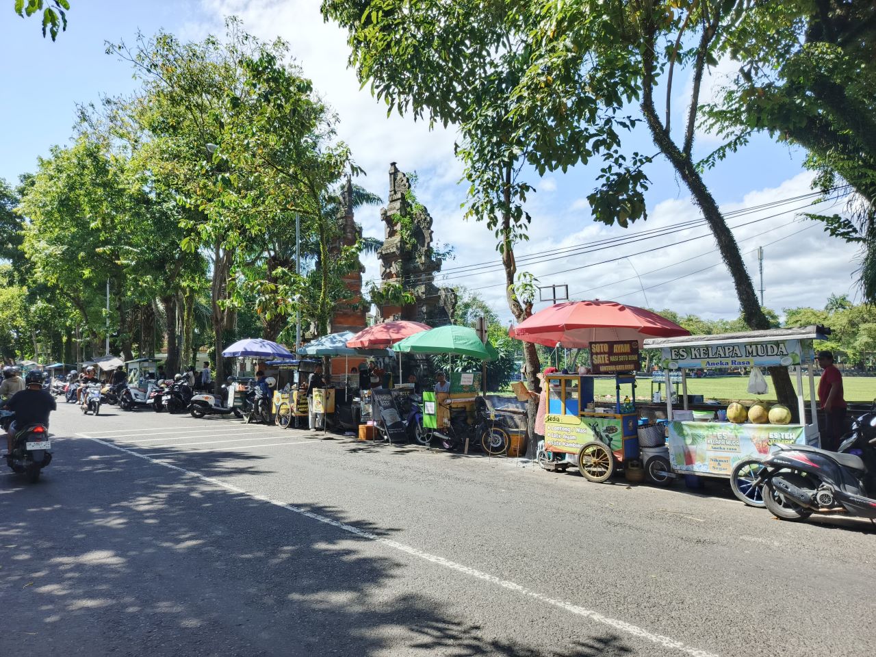 SIAP DIRELOKASI: Para pedagang kaki lima yang memadati Jalan Ngurah Rai, Kabupaten Jembrana, Bali.