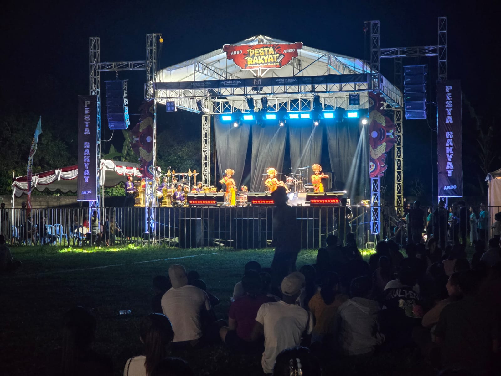 FESTIVAL: Pagelaran Pesta Rakyat Gerokgak yang berlangsung di Lapangan Sanggalangit, pada Rabu (24/12/2025) malam.
