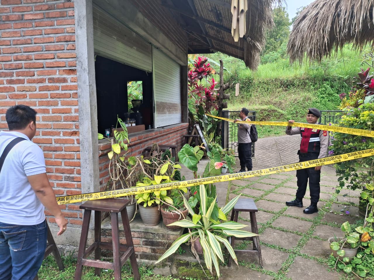 CEK TKP: Polisi melakukan pengecekan di TKP pembobolan sebuah warung yang terjadi di Desa Lemukih, Kabupaten Buleleng, Bali.