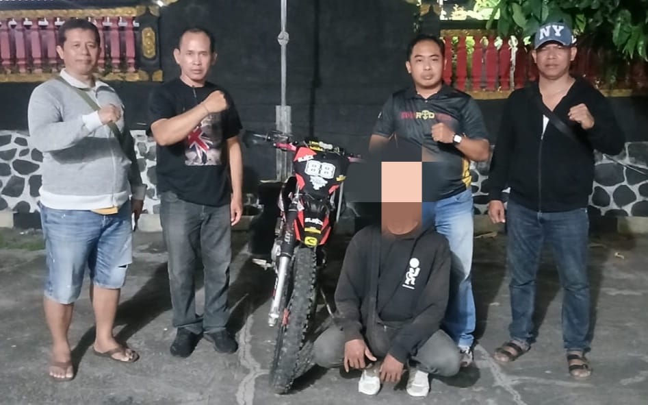 TERTANGKAP: Aparat kepolisian menangkap pria yang melakukan penggelapan sepeda motor KLX dengan modus COD.