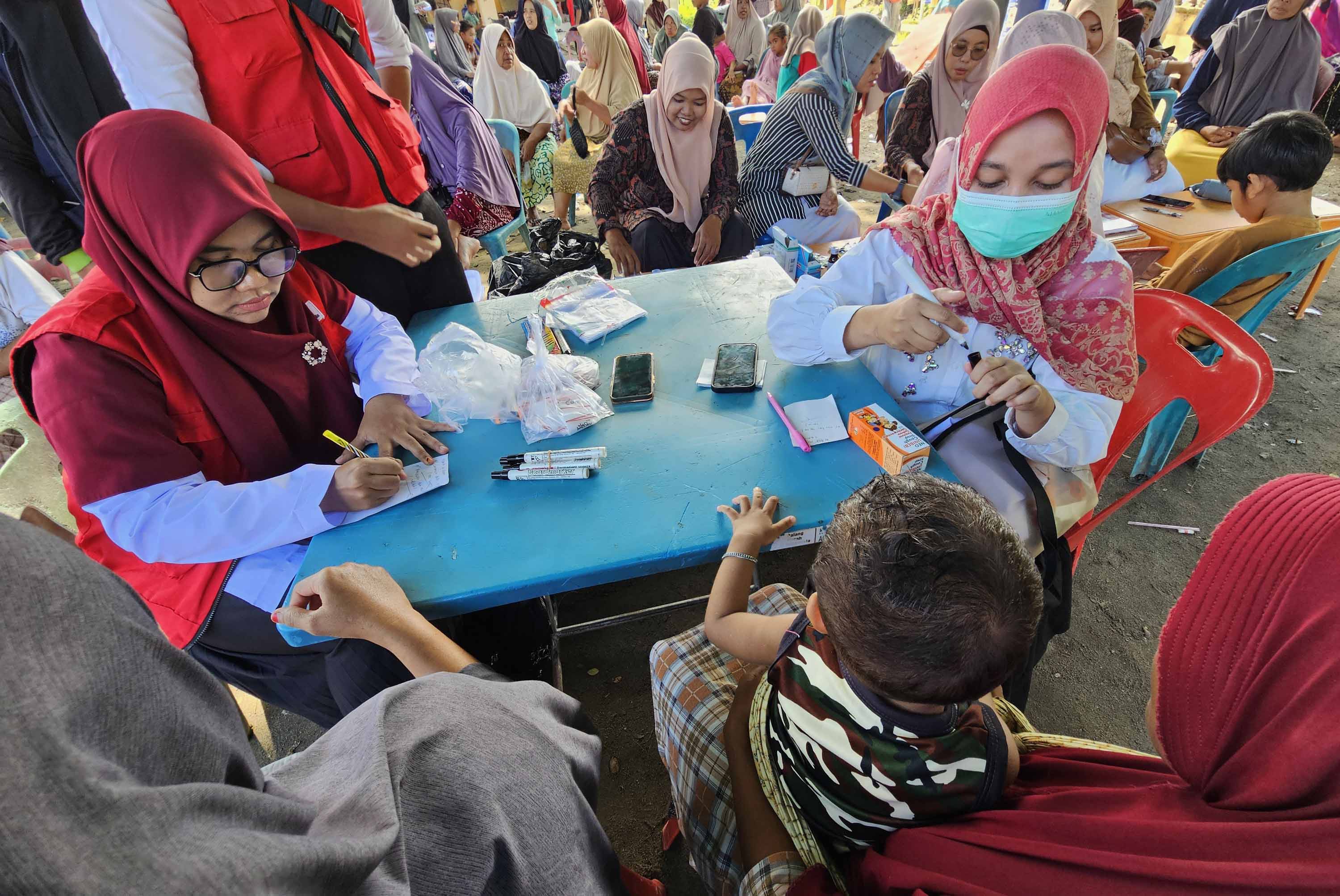 TERSERANG PENYAKIT: Aktivitas di posko pengungsian Meunasah Kedai, Aceh Utara. Pengungsi mengeluh terserang gatal dan ISPA.