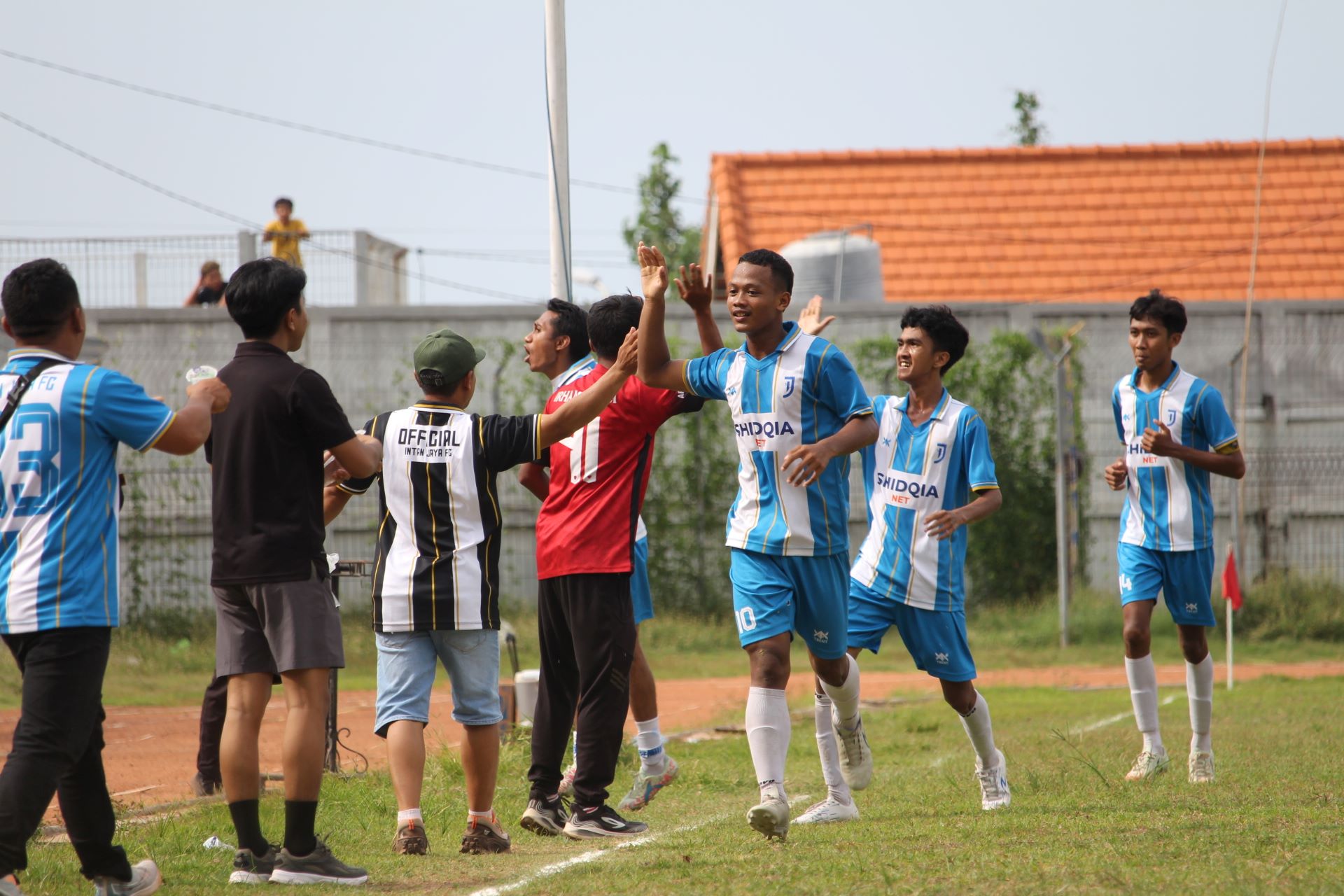 SELEBRASI: Pemain Intan Jaya FC Celukan Bawang, Reyhan, melakukan selebrasi usai mencetak gol ke gawang Sukla Bali FC Sumberklampok.