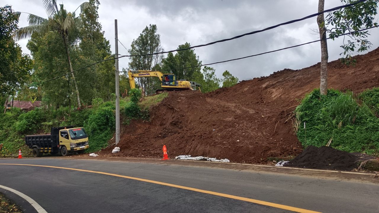 MULAI DIKERJAKAN: Suasana pekerjaan galian untuk proyek jalan shortcut Singaraja-Denpasar.