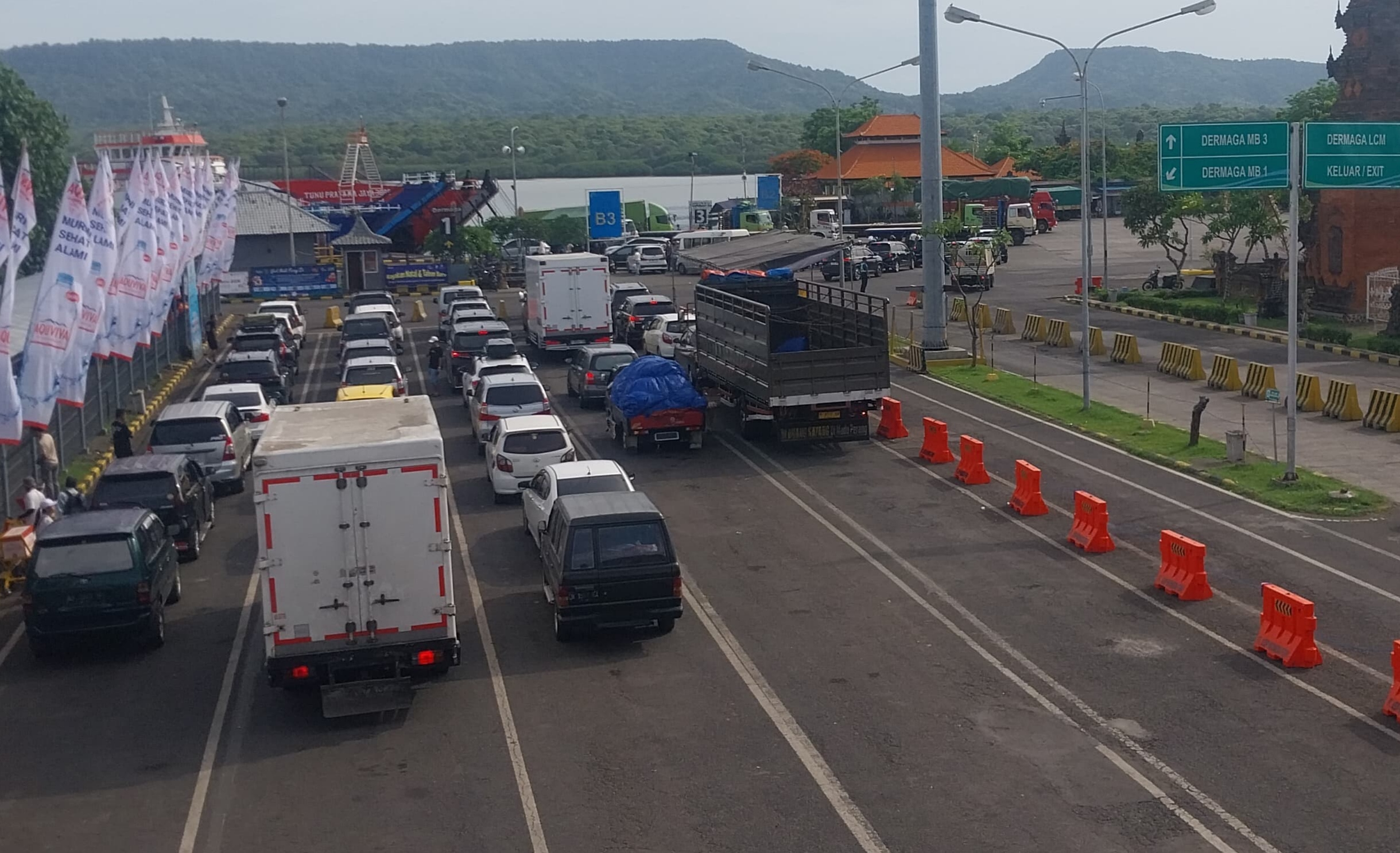 ANTRE: Kendaraan angkutan barang mobil pribadi terlihat mengantre di Pelabuhan Gilimanuk.