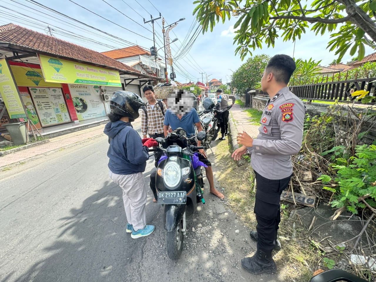 DIAMANKAN LAGI: Polisi mengamankan PBE, 40, WNA asal Prancis yang sempat meresahkan warga Nusa Penida.