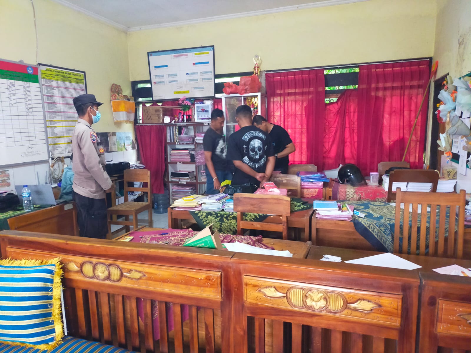 CEK TKP: Aparat kepolisian mendatangi SDN 1 Sepang di Kecamatan Busungbiu, lantaran sekolah itu dibobol maling.