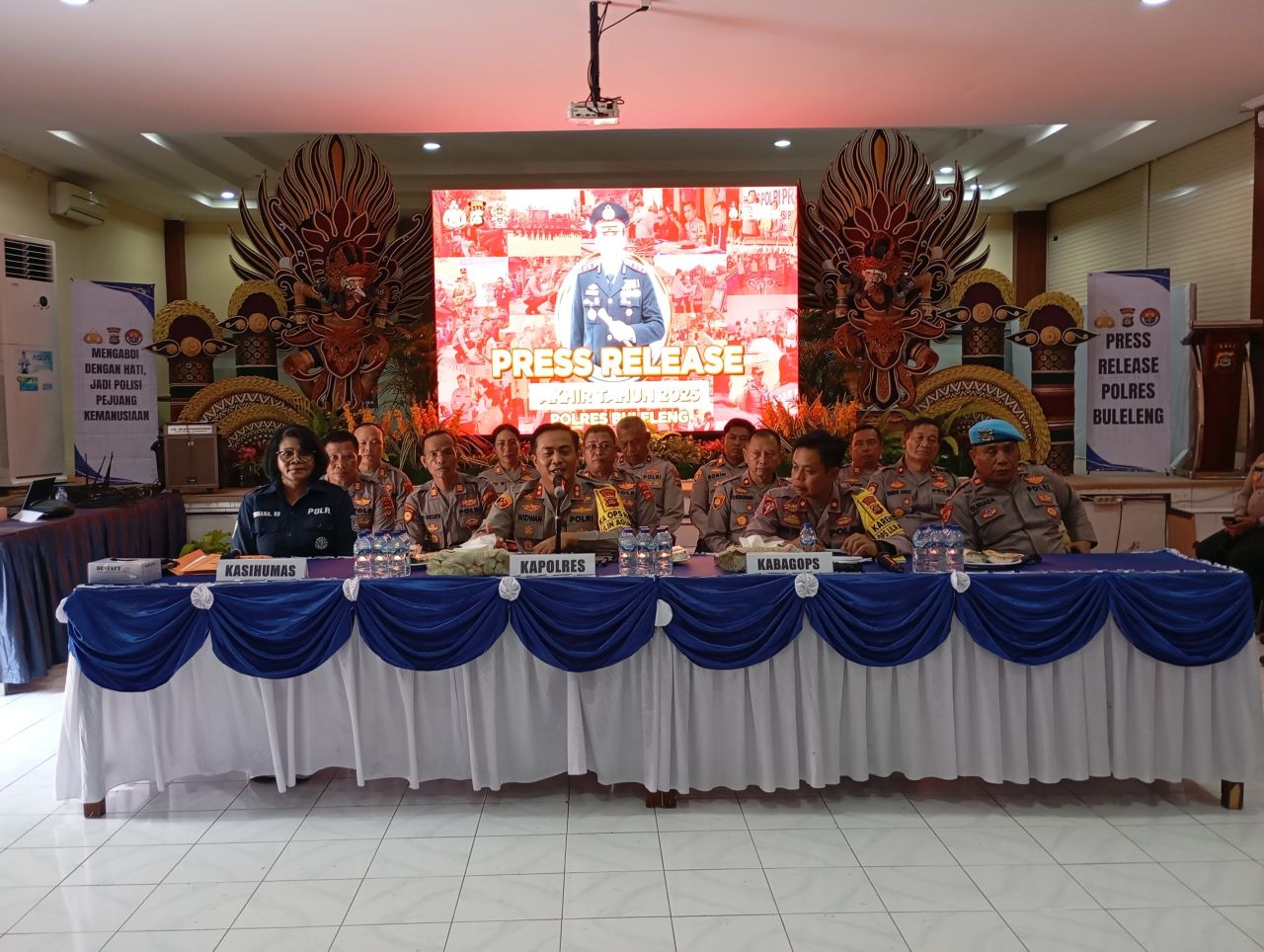 UNGKAP KASUS: Suasana rilis akhir tahun Polres Buleleng. Pada tahun 2025, jumlah kasus kejahatan narkoba turun.