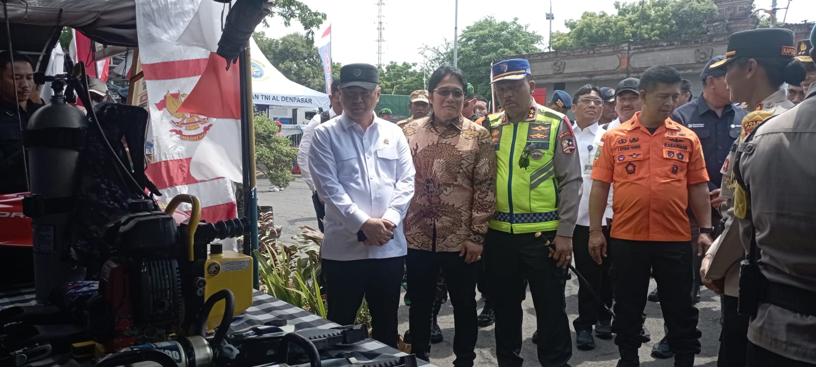 TINJAU POSKO: Menteri Perhubungan, Dudy Purwagandhi saat mengecek posko di pengamanan dan layanan penyeberangan Selat Bali, di Pelabuhan Gilimanuk, Senin (29/12/2025).