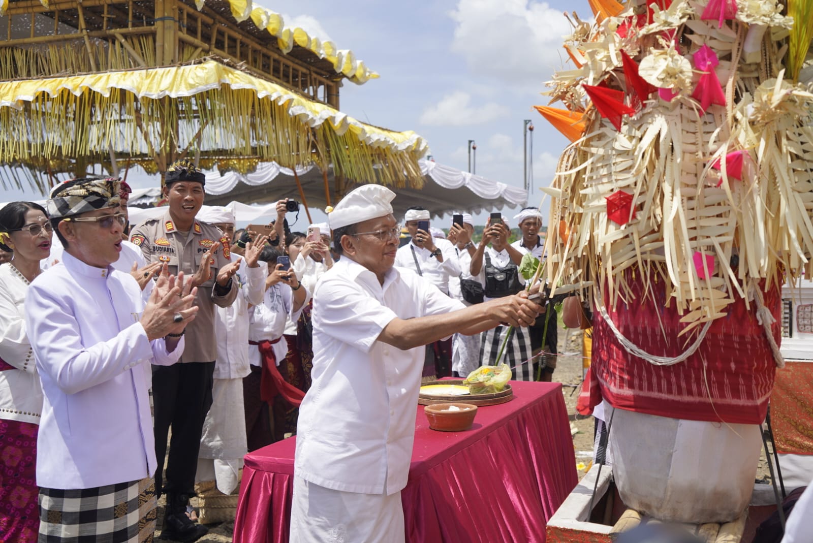 LANJUT LAGI: Gubernur Bali, Wayan Koster menghadiri prosesi upacara dalam proses kelanjutan pembangunan Pusat Kebudayaan Bali di Klungkung.