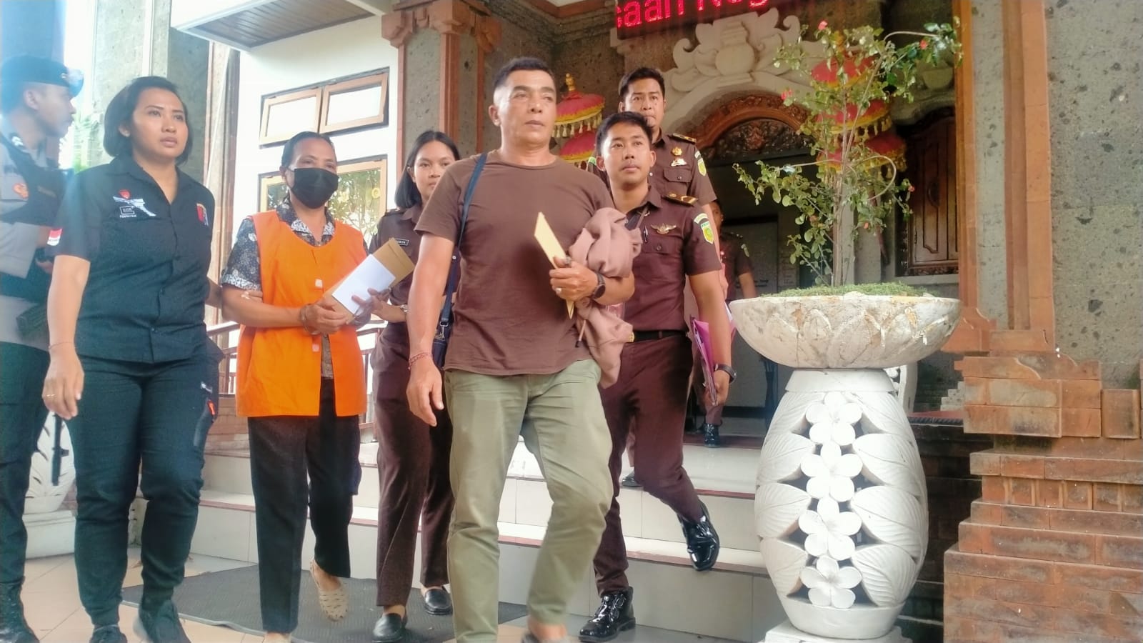 KORUPSI: Kejari Tabanan membawa MNS, tersangka korupsi LPD di Desa Adat Pacung Tabanan.
