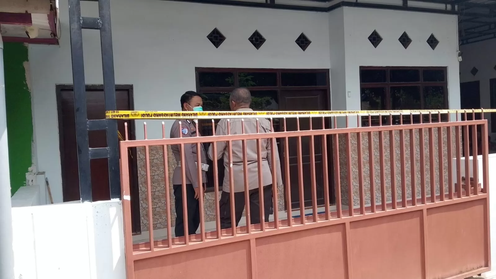 OLAH TKP: Polisi melakukan olah TKP peristiwa pembunuhan satu keluarga di Situbondo. Korban merupakan saudagar tembaku.