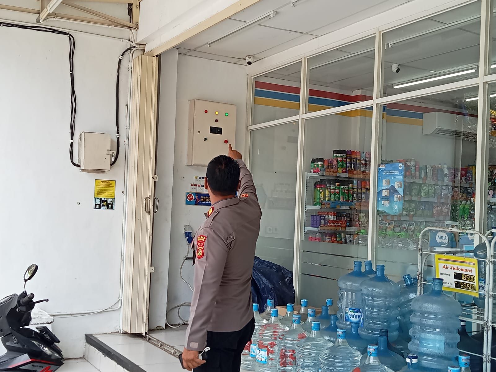 TELUSURI CCTV: Aparat kepolisian di Polsek Penebel menelusuri rekaman kamera CCTV di sejumlah titik terkait aksi pelecehan yang dialami seorang perempuan.