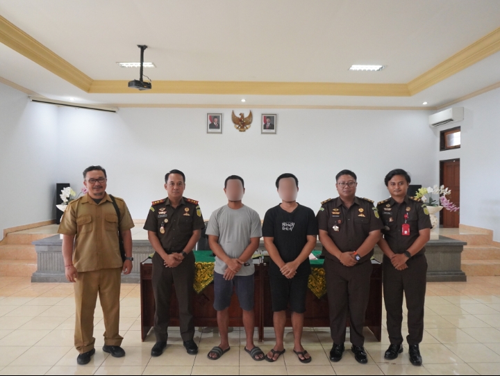 DAMAI: Penyelesaian kasus penganiayaan secara damai di Tabanan. Para pelaku kena sanksi sosial melakukan pemilahan sampah selama seminggu.