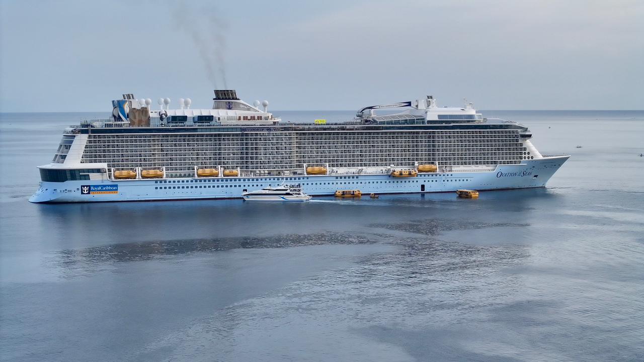 KAPAL PESIAR: Kapal pesiar Ovation of the Seas saat lego jangkar di perairan Celukan Bawang.