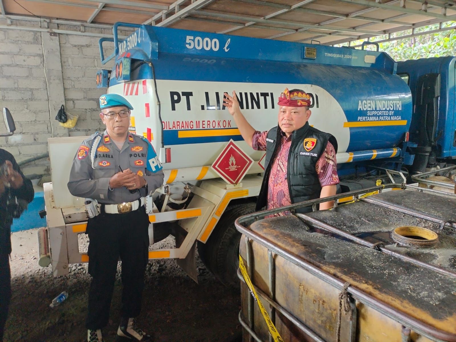 MAFIA SOLAR: Polisi menunjukkan sejumlah barang bukti dalam kasus penyelewengan solar bersubsidi di Bali.