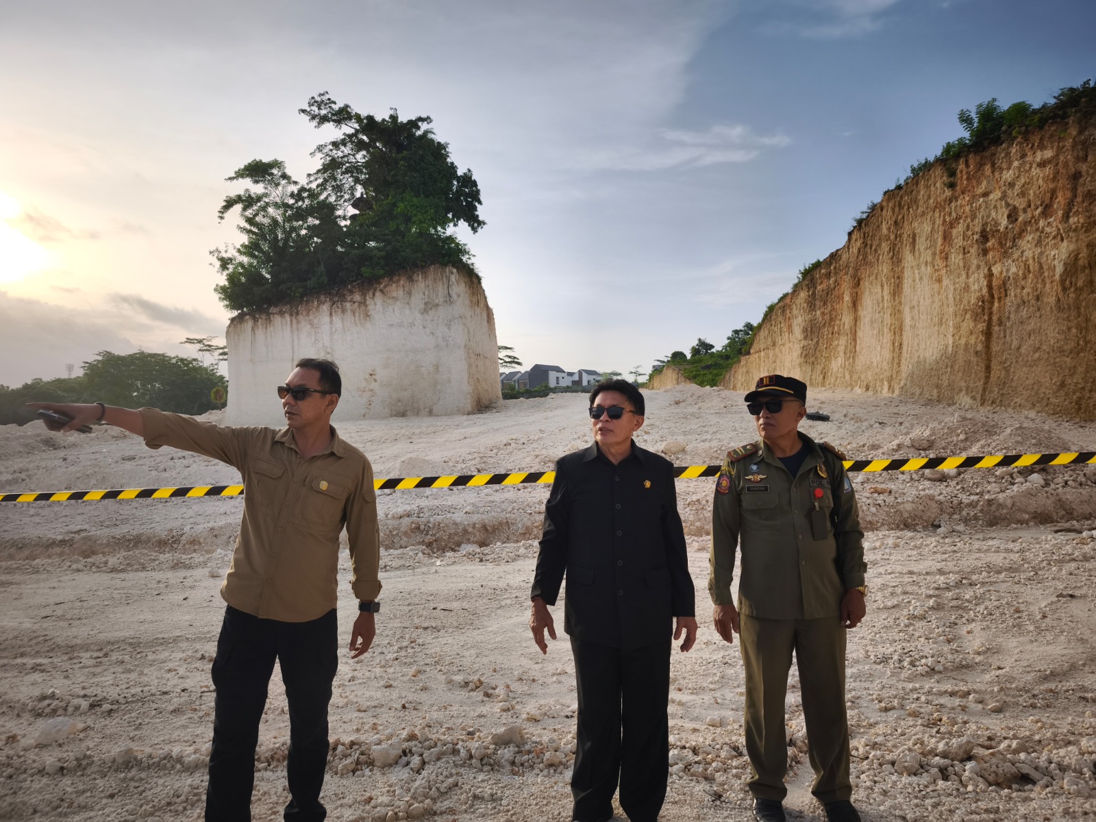JADI SOROTAN: Ketua Pansus TRAP DPRD Bali, Made Supartha (tengah) saat melakukan sidak ke lokasi proyek.