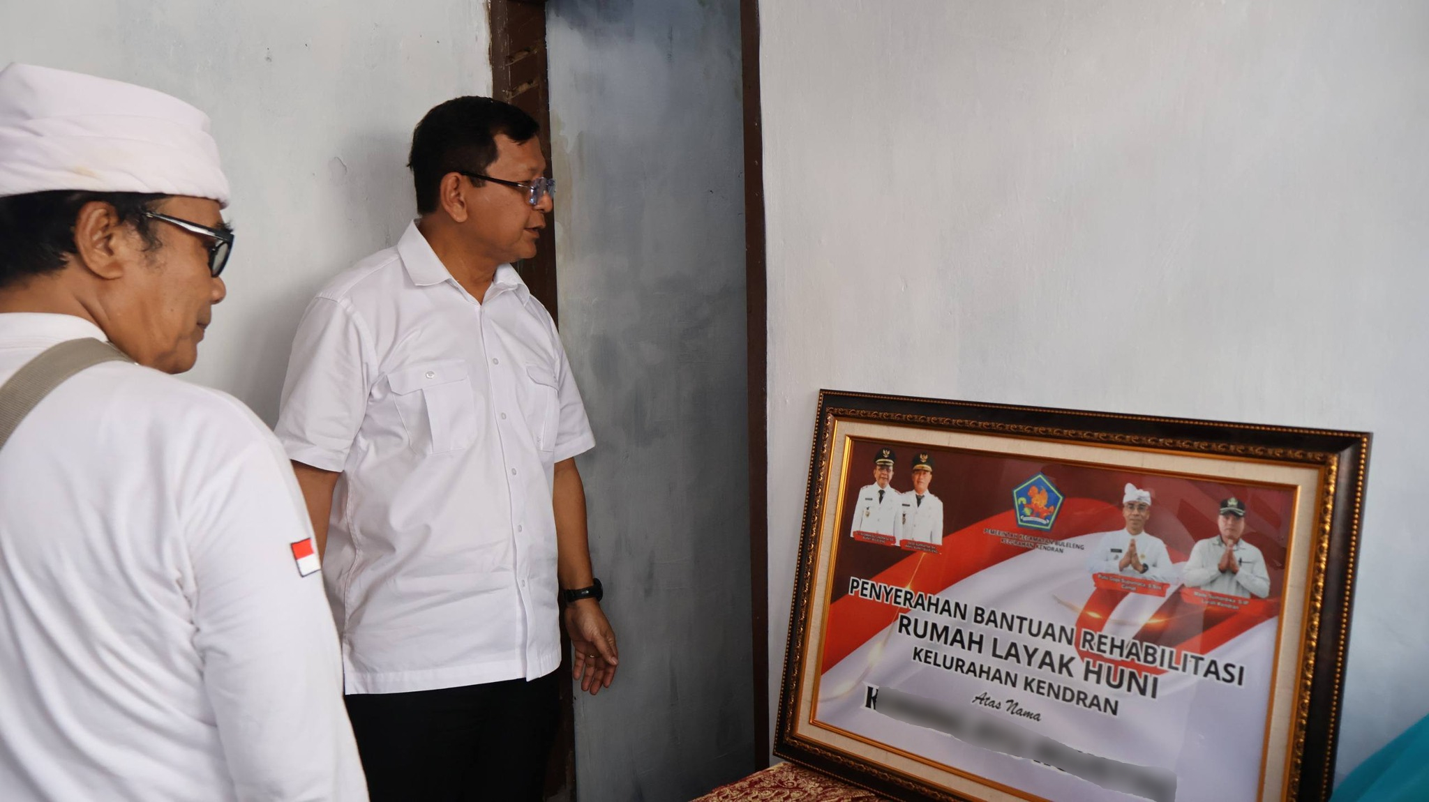 SERAHKAN BANTUAN: Bupati Buleleng, Nyoman Sutjidra menyerahkan bantuan rumah layak huni kepada korban kekerasan di Buleleng.