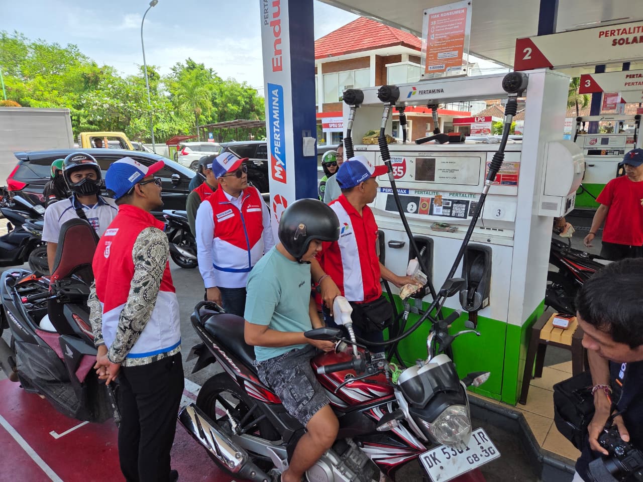 KONSUMSI BBM NAIK: Suasana pelayanan BBM di SPBU Angkasa 53.803.12, Jalan Airport Ngurah Rai, Kuta. Konsumsi BBM di Bali naik selama libur nataru.