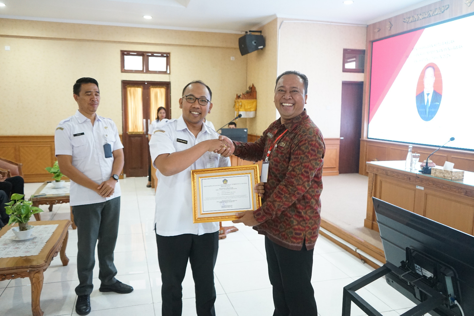 INOVASI PENDIDIKAN: Kasi Kurikulum dan Peserta Didik Disdikpora Buleleng, I Ketut Agus Susilawan (dua dari kanan) dengan inovasi pendidikan untuk Asesmen anak tidak bisa membaca.