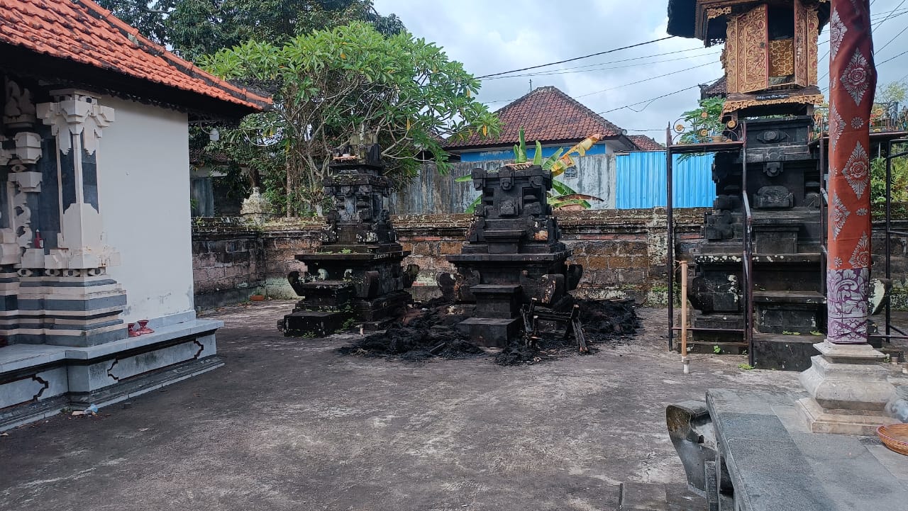 HANGUS: Bangunan pelinggih di Desa Banjar Anyar Kediri ludes terbakar karena terkena bara kembang api.