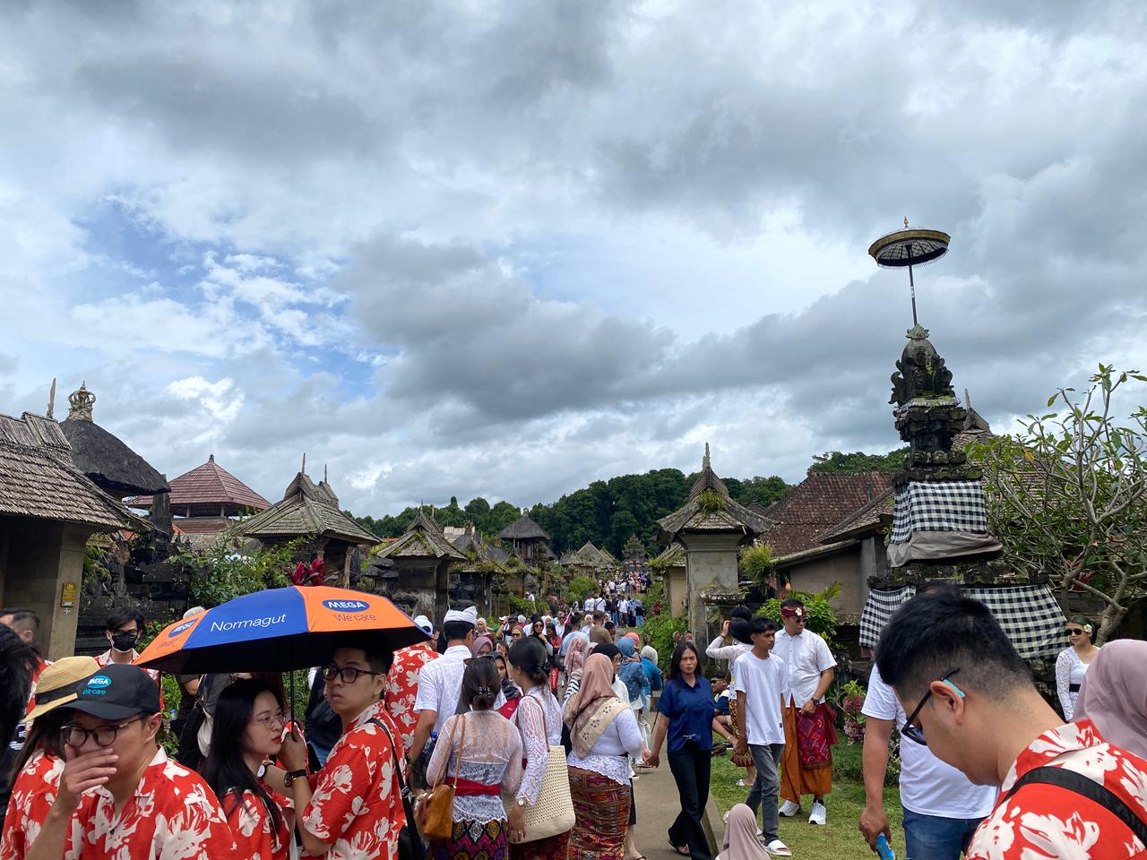 RAMAI PENGUNJUNG: Suasana di Desa Wisata Penglipuran, Bali. Kunjungan wisatawan disebut turun tipis. Terpengaruh faktor cuaca.