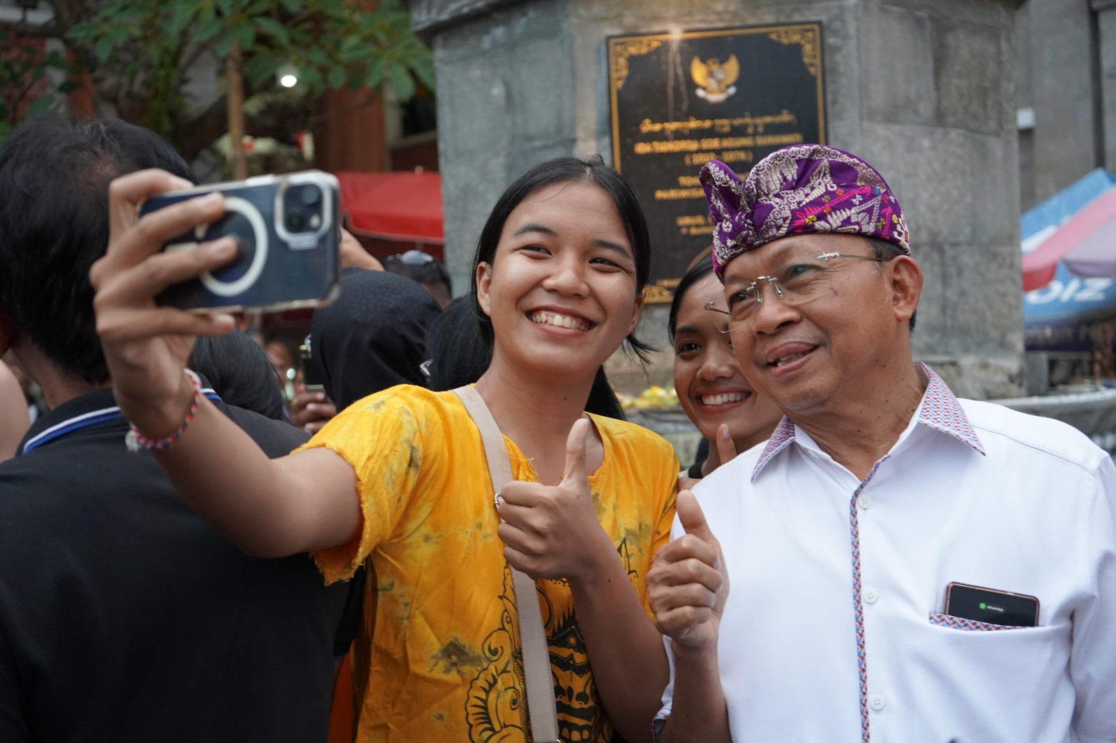 TEMUI WISATAWAN: Gubernur Bali, Wayan Koster menemui wisatawan domestik di Ubud, Gianyar.