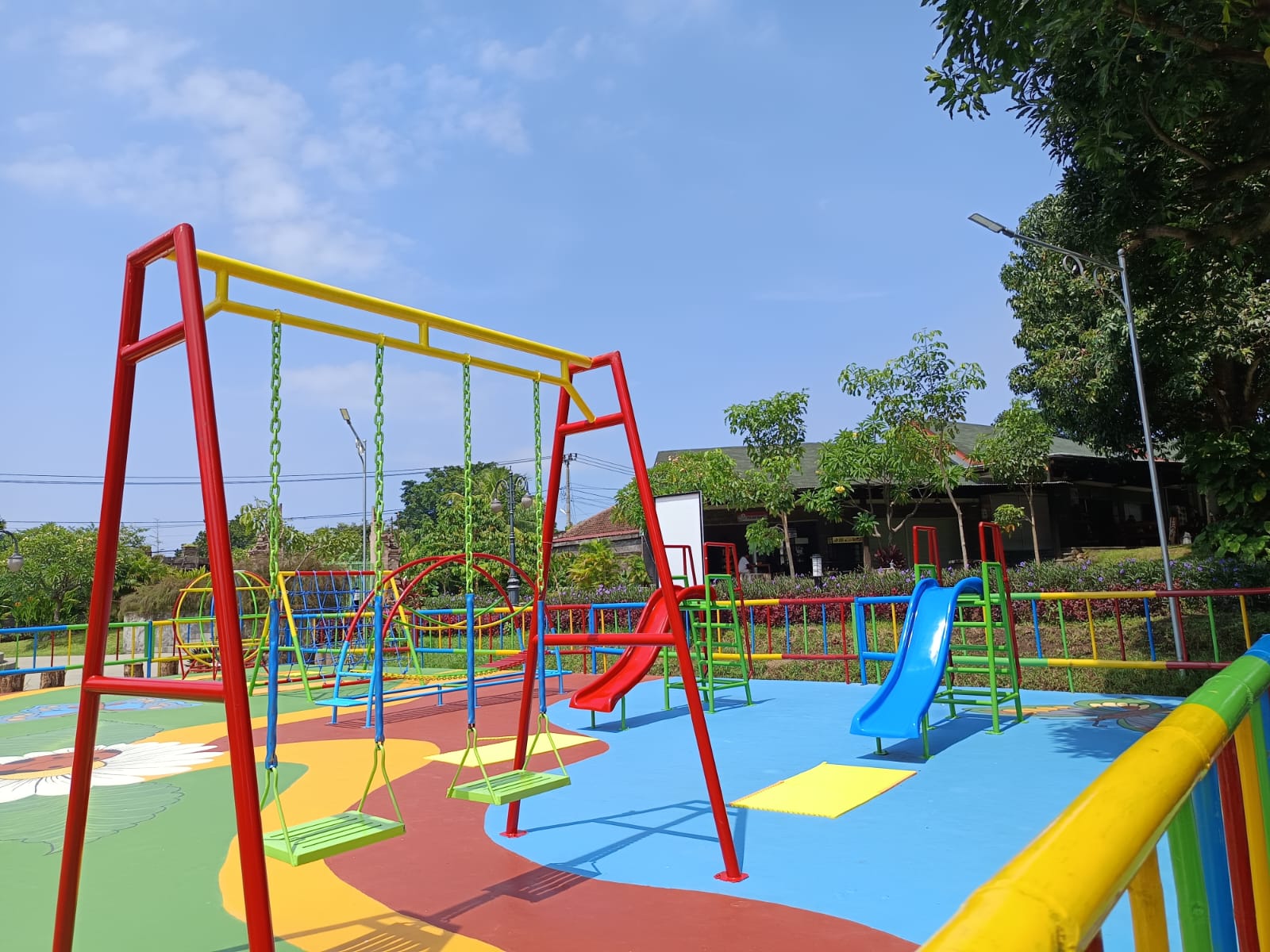 PLAYGROUND: Wahan playground yang tersedia di RTH Bung Karno, Buleleng.