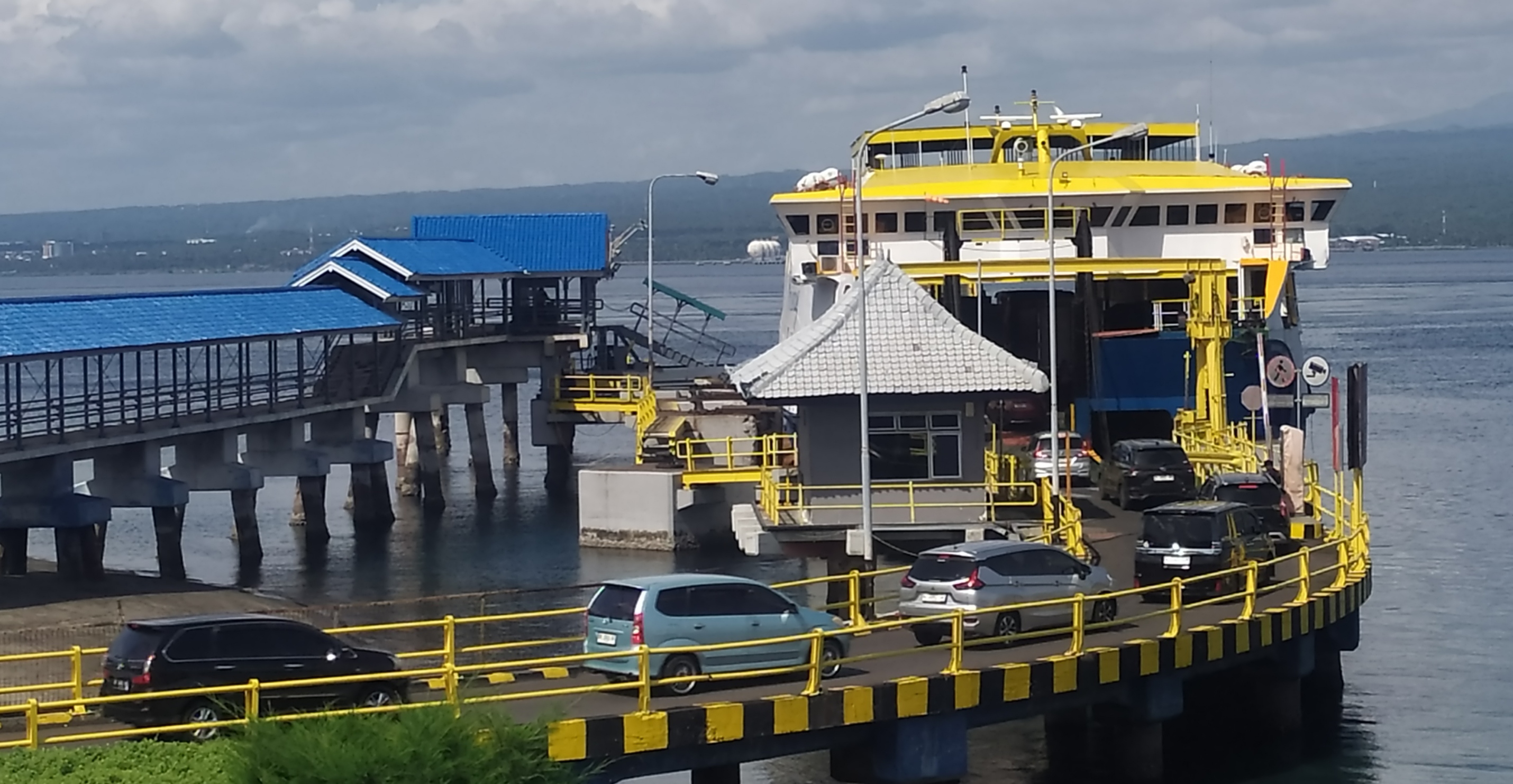 TUNGGU GILIRAN: Antrean kendaraan yang hendak menyeberang dari Pelabuhan Gilimanuk.