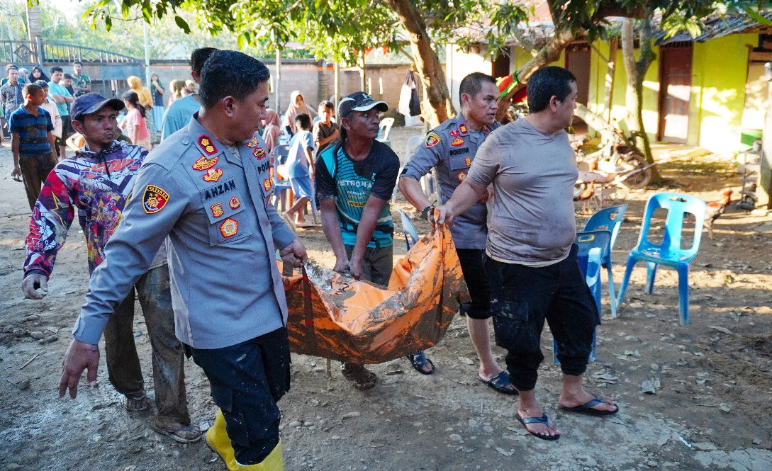 Proses evakuasi jenazah korban banjir di wilayah Aceh Utara beberapa waktu lalu.
