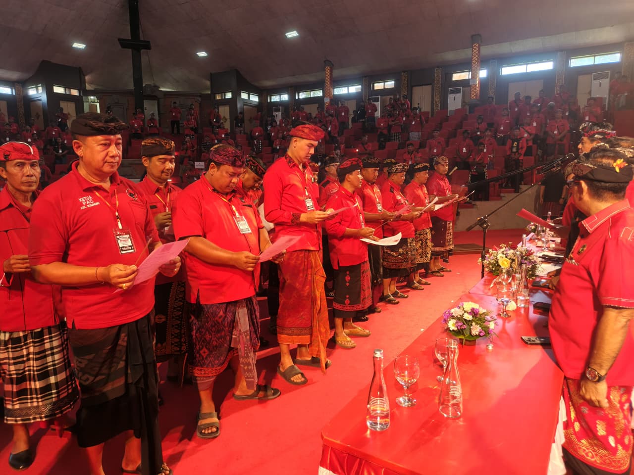 PELANTIKAN: Suasana pelantikan pengurus PAC se-Kabupaten Buleleng di Gedung Kesenian Gde Manik, Minggu (4/1/2026).