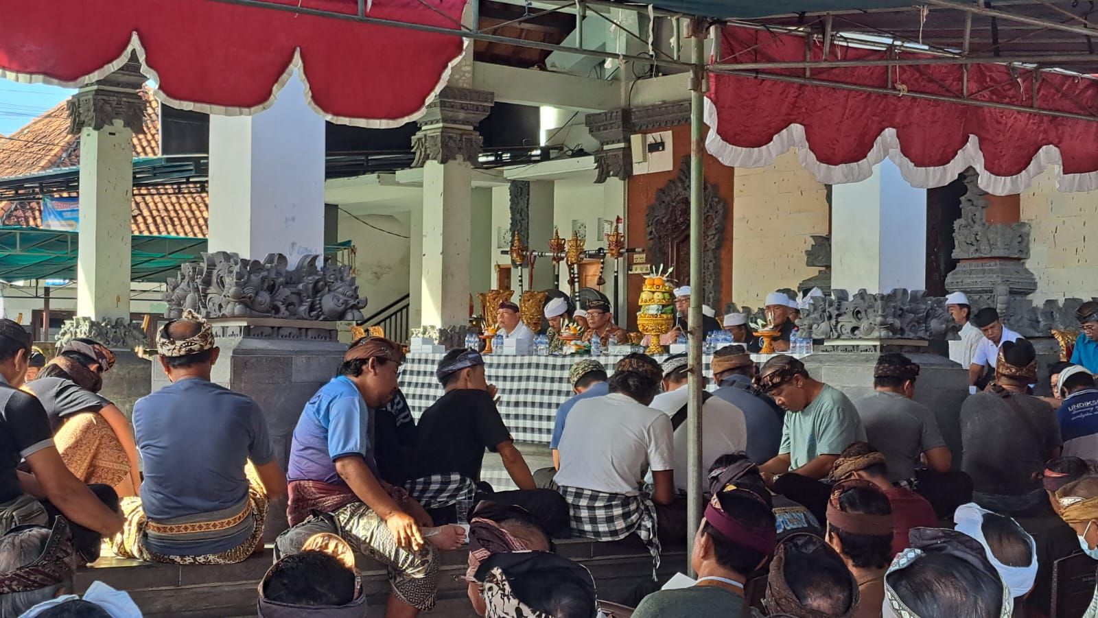 SIAP GUGAT MDA: Suasana paruman di Desa Adat Banyuasri, Kabupaten Buleleng.