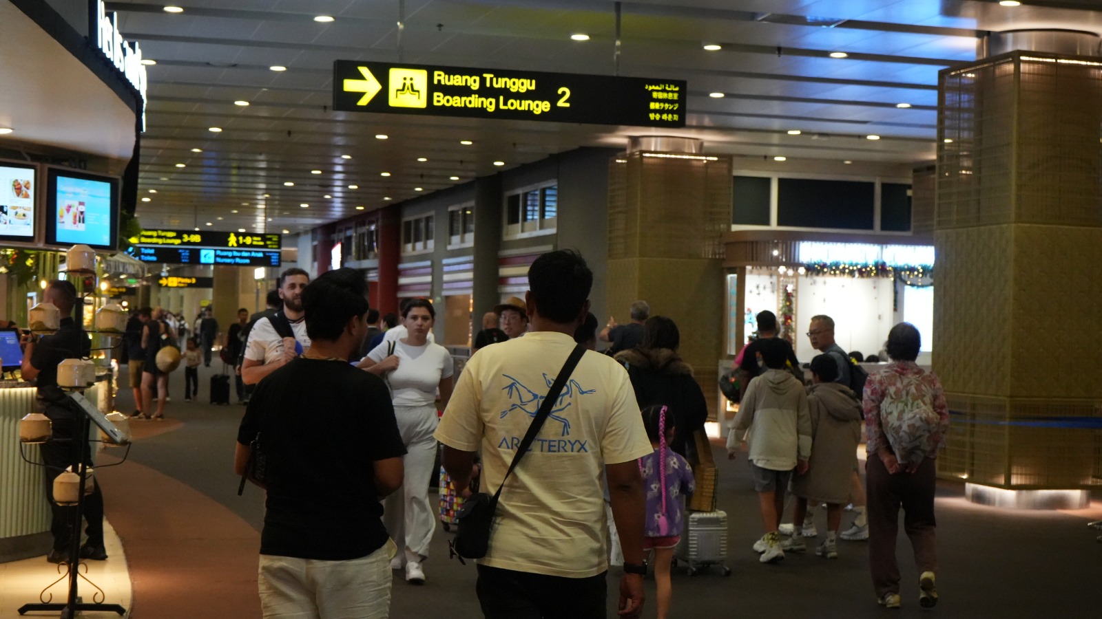 RAMAI: Aktivitas di Terminal Keberangkatan Internasional di Bandara Ngurah Rai.