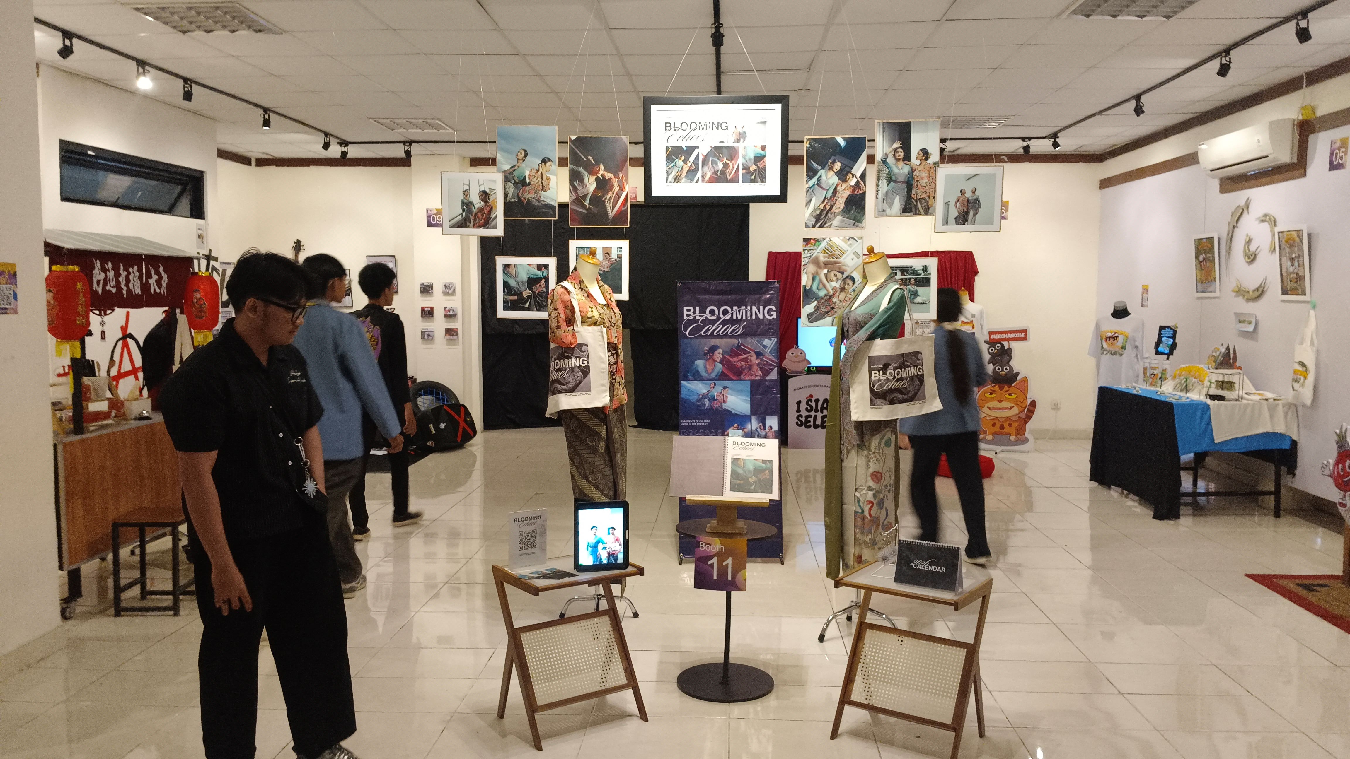 PAMERAN: Suasana pameran tugas akhir mahasiswa Prodi Desain Komunikasi Visual Undiksha angkatan 2023.
