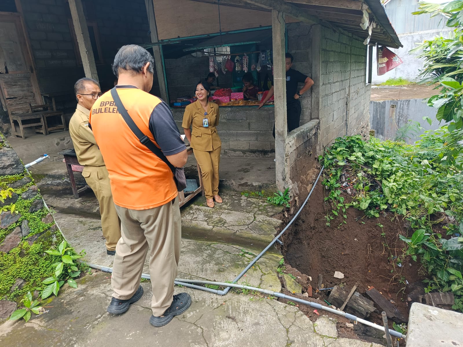 SENDERAN JEBOL: Kondisi senderan yang jebol sehingga mengancam kondisi kantin dan toilet sekolah di SMPN 2 Kubutambahan.