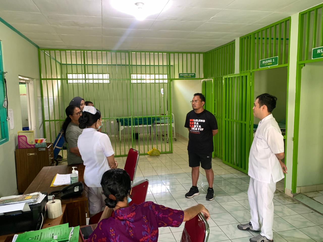 CEK IBU DAN ANAK: Kepala Dinas Sosial Buleleng, I Putu Kariaman Putra (baju hitam) saat mengecek kondisi kesehatan ibu dan bayi di RSUD Buleleng.