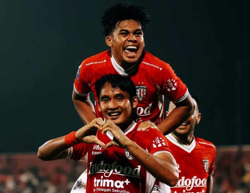 SELEBRASI: Pemain Bali United melakukan selebrasi setelah berhasil mencetak gol ke gawang Arema Malang.