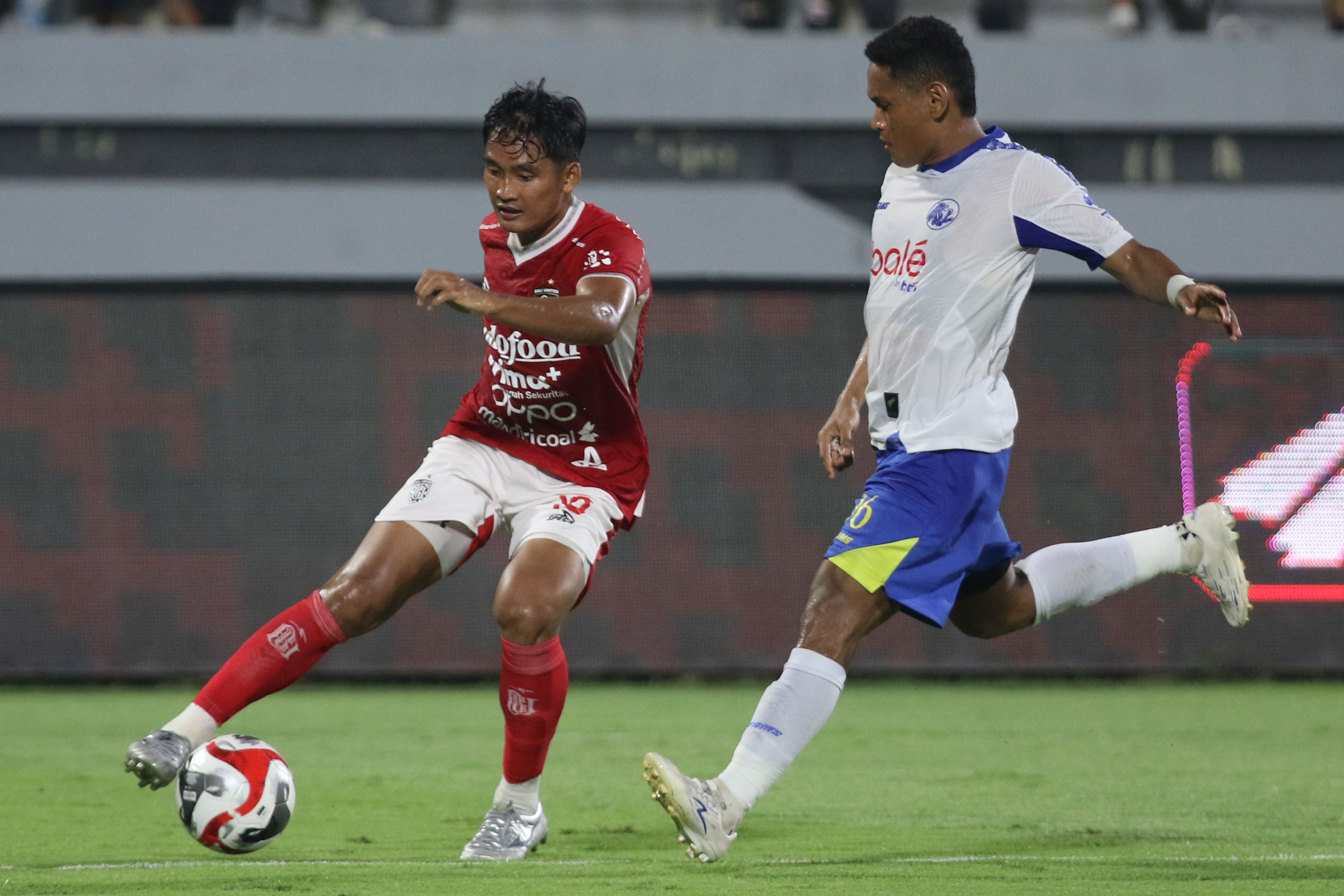 CETAK GOL: I Kadek Agung Widnyana (kiri) dalam kawalan pemarin Arema, M. Iksan Lestaluhu. Kadek Agung berhasil mencetak gol dalam pertandingan Minggu (4/1/2026).