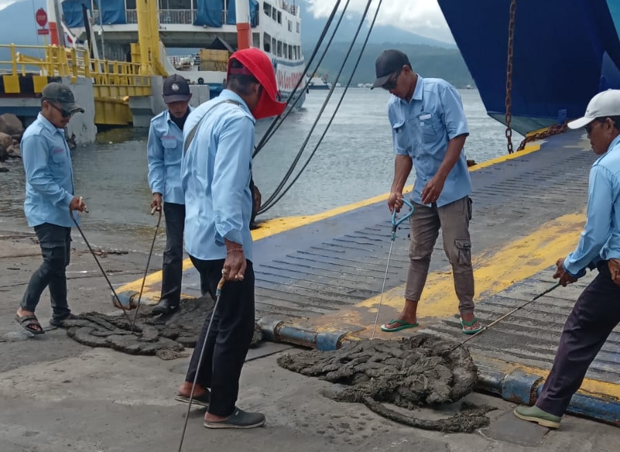 JADI SOROTAN: Pekerja jerambah memasang tali di dermaga LCM Pelabuhan Gilimanuk.