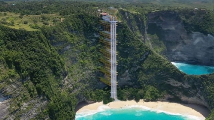 MASIH BERDIRI: Lift kaca di Pantai Kelingking Nusa Penida. Belum ada tanda-tanda lift akan dibongkar.
