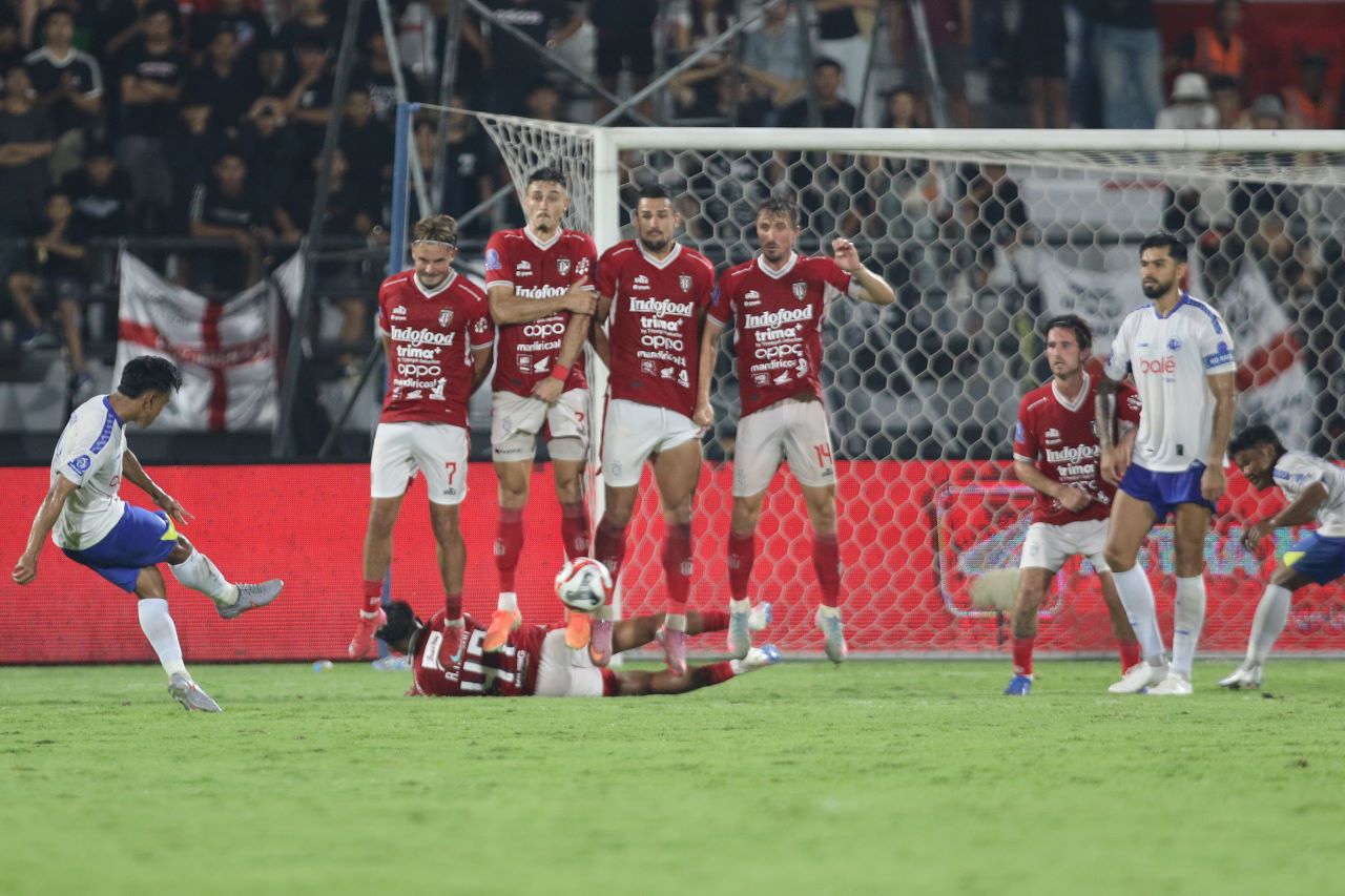 PAGAR BETIS: Pemain Bali United membuat pagar betis saat menghadapi Arema FC di Stadion Kapten I Wayan Dipta, pada Minggu (4/1/2026).