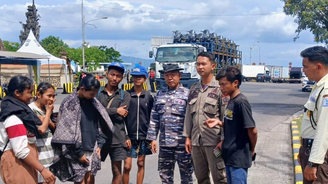 AMANKAN ANAK JALAN: Sejumlah anak jalanan diamankan di Pelabuhan Gilimanuk. Mereka nekat datang ke Bali meski tanpa bekal.