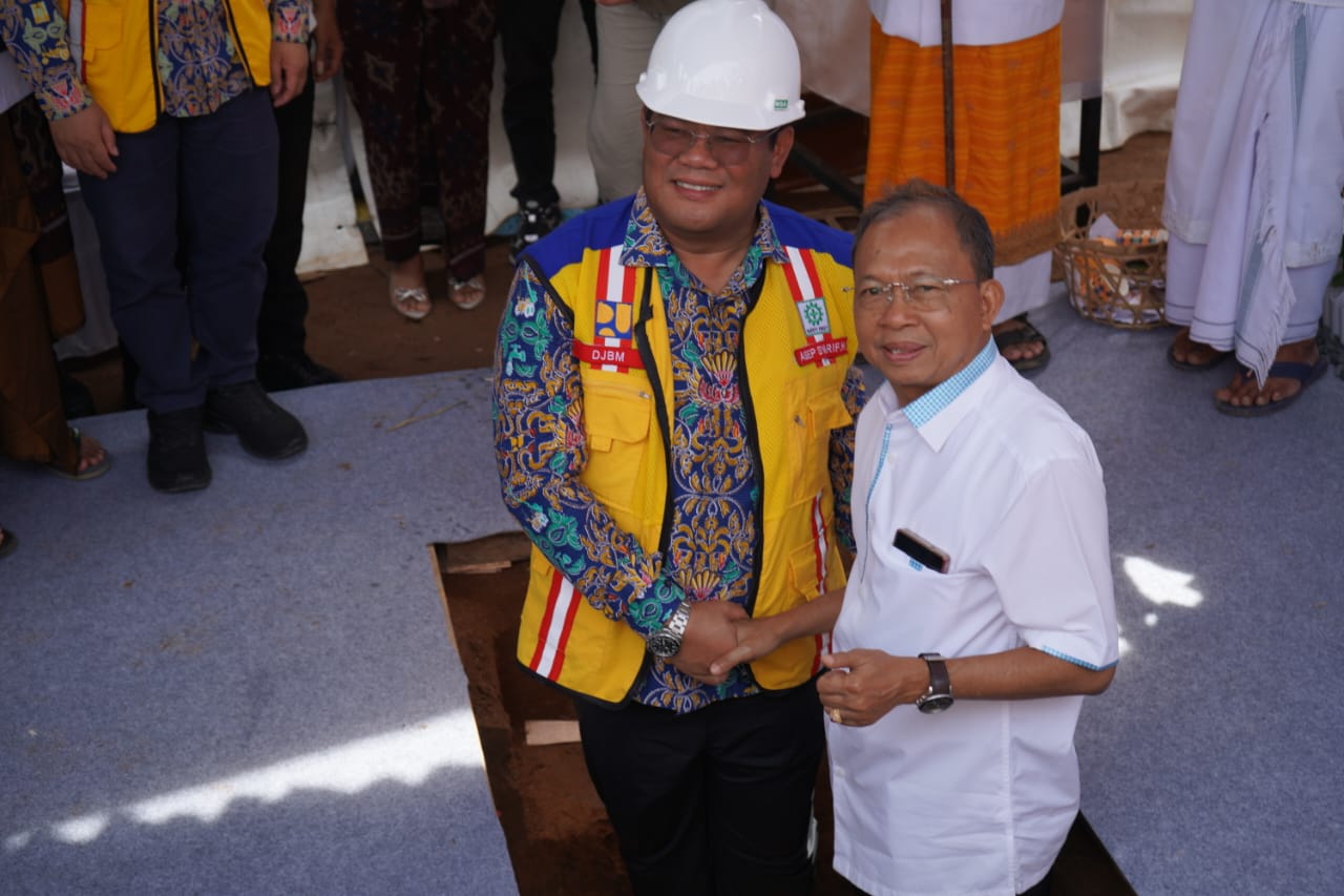 GROUND BREAKING: Gubernur Bali, Wayan Koster (kanan) dan Direktur Pembangunan Jalan Kementerian PU, Asep Syarip Hidayat (kiri) saat ground breaking pembangunan shortcut Singaraja-Mengwitani titik 9-10