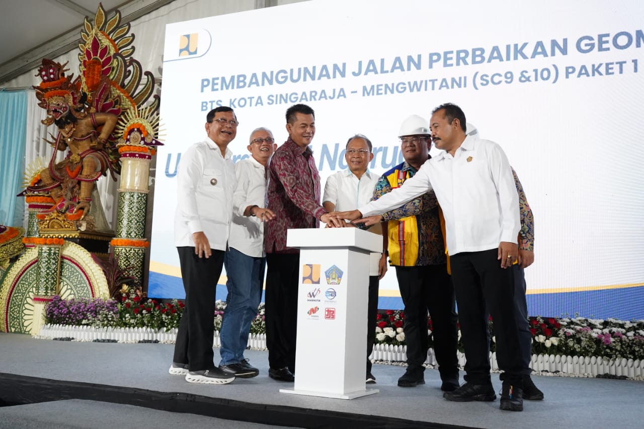 GROUND BREAKING: Gubernur Bali, Wayan Koster (tengah) melakukan ground breaking pembangunan Jalan Shortcut Singaraja-Mengwitani.