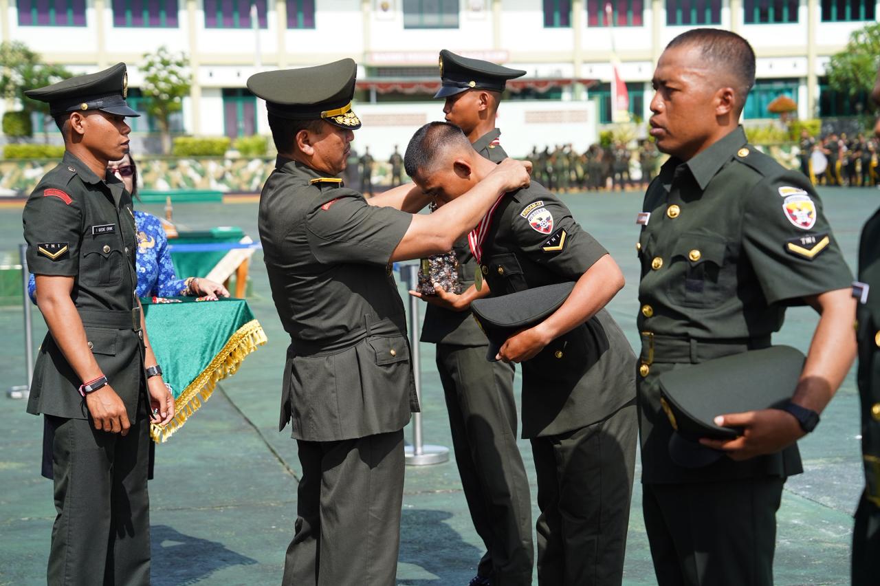 DILANTIK: Proses pelantikan prajurit Bintara TNI AD di Rindam IX/Udayana.