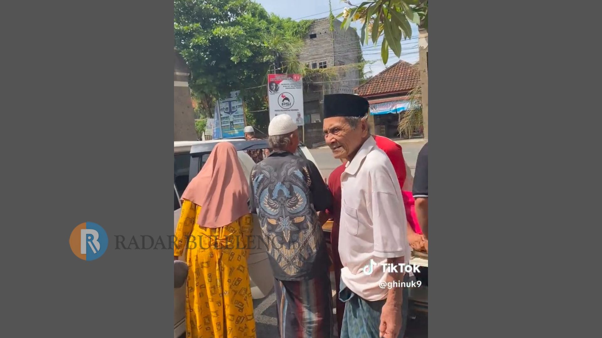 KELUHKAN PELAYANAN: Cuplikan video viral warga yang memprotes pelayanan di Puskesmas Gerokgak II. Mereka kecewa karena ambulance yang ada tidak boleh digunakan untuk mengantar jenazah ke rumah duka.