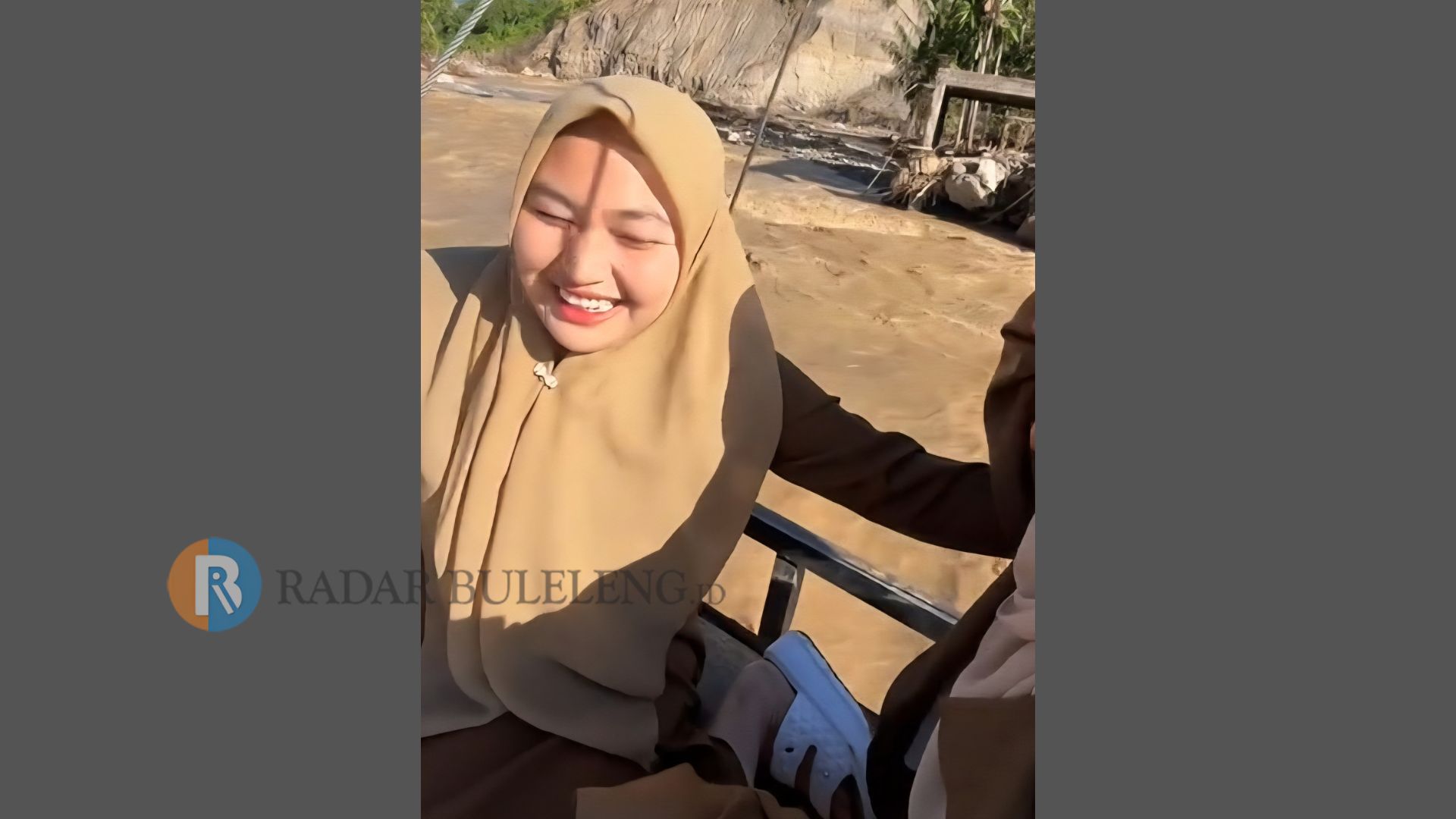 JEMBATAN DARURAT: Salah satu cuplikan video seorang guru di Aceh menyeberangi jembatan darurat demi bisa mengajar.