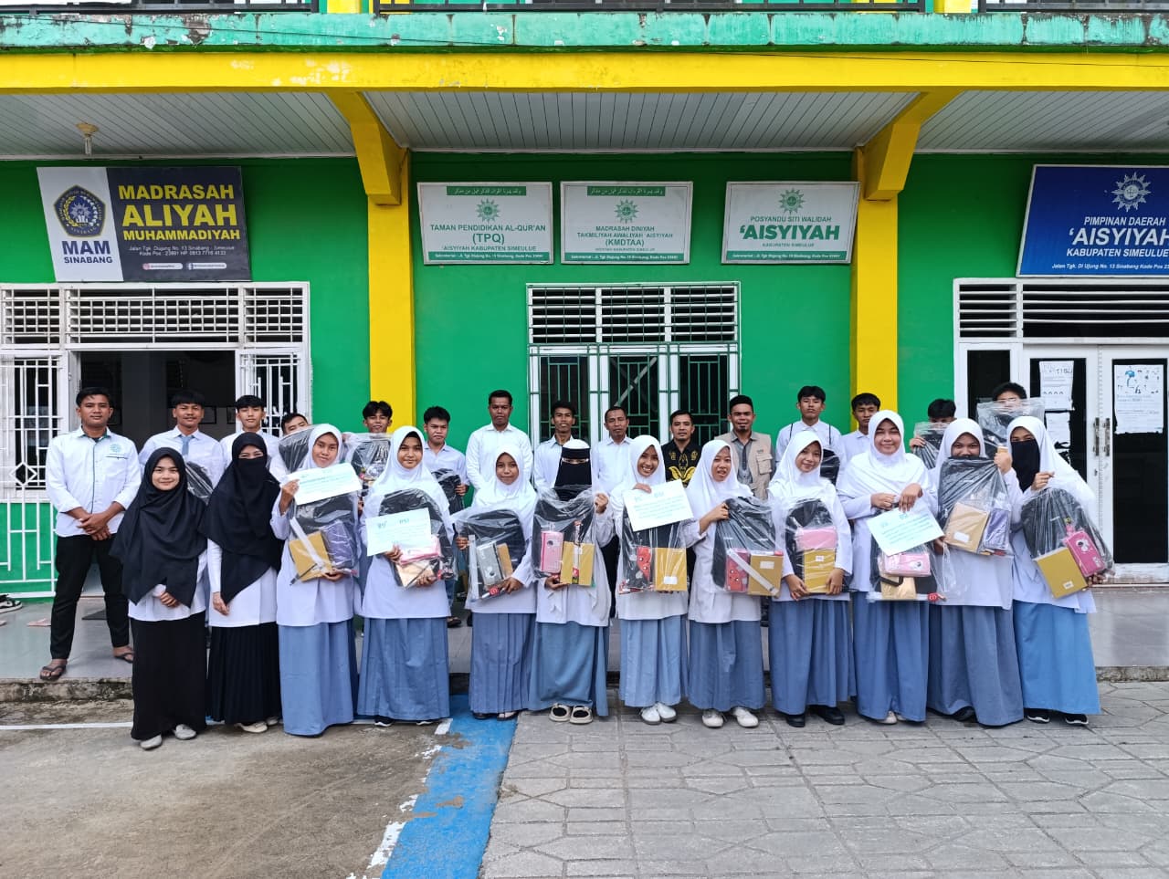 Sejumlah siswa di Madrasah Aliyah Muhammadiyah Simuelue mendapat bantuan alat tulis dan tas sekolah.